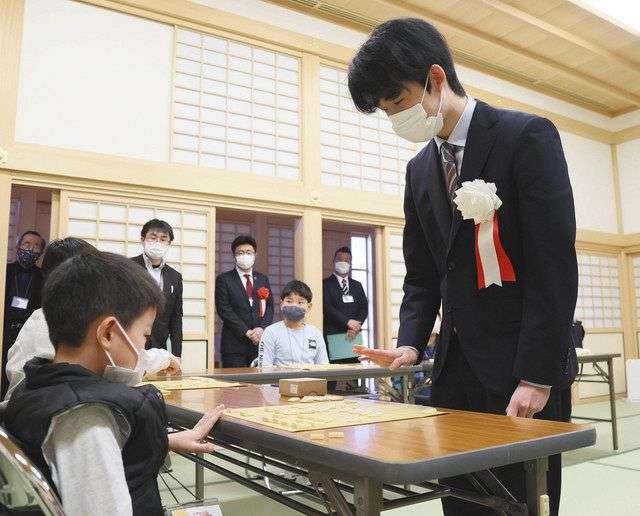 藤井二冠「将棋楽しんで」　こども王位戦、表彰式で指導対局：中日新聞Web