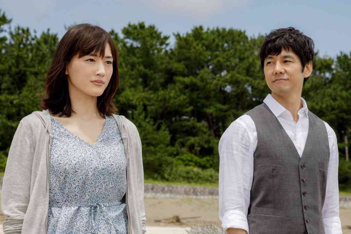 綾瀬はるか　大胆ドレスで美背中チラリ「お客さんに会えてうれしい」と笑顔