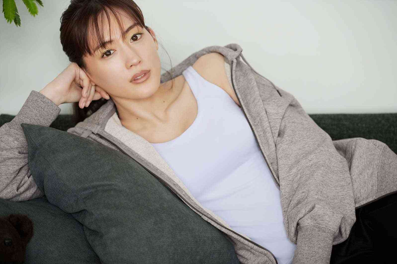 綾瀬はるか、ブラトップ姿が美しい 開放感溢れる新CM