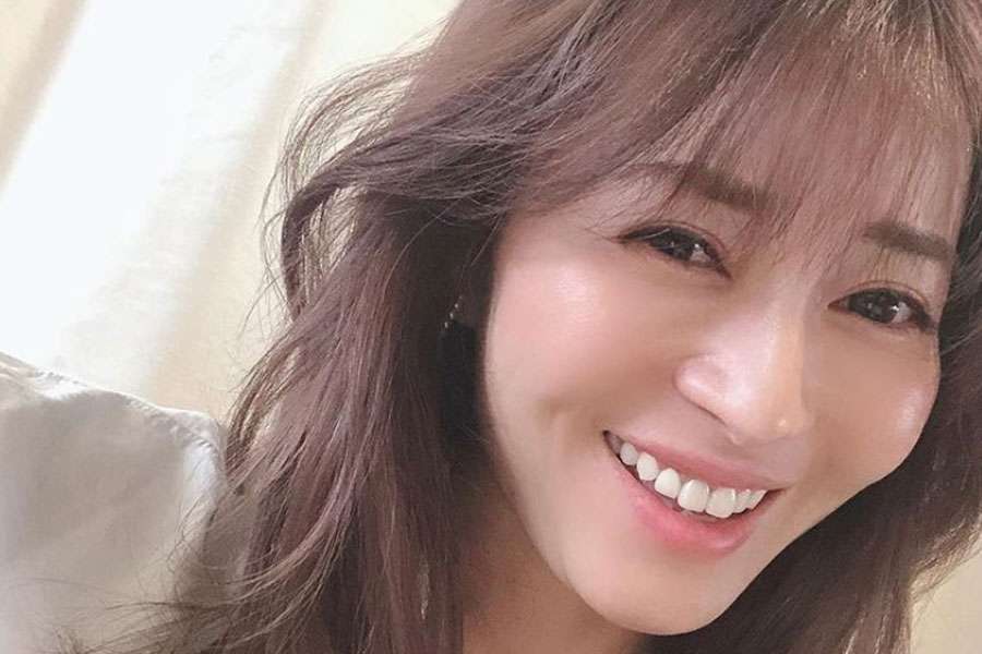 新山千春、13年所有の愛車との絵になる2S公開「すごく綺麗」「ホントカッコいいクルマ」 | ENCOUNT