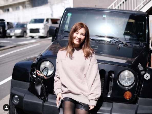 新山千春、13年所有の愛車との絵になる2S公開「すごく綺麗」「ホントカッコいいクルマ」
