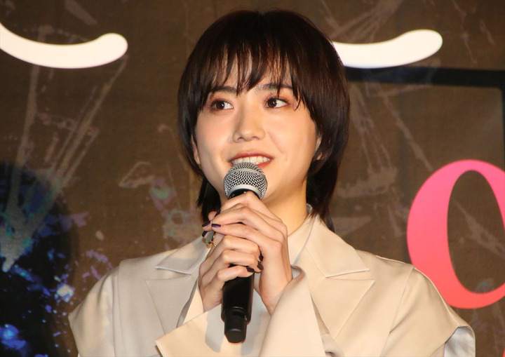 松井愛莉 髪バッサリでイメチェン ショートヘアに スリットから美脚も ガールズちゃんねる Girls Channel