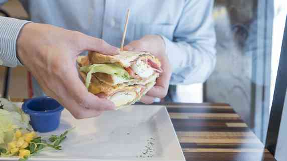 サラリーマンの平均570円…毎日の昼食代を大幅に節約するコツ | 富裕層向け資産防衛メディア | 幻冬舎ゴールドオンライン