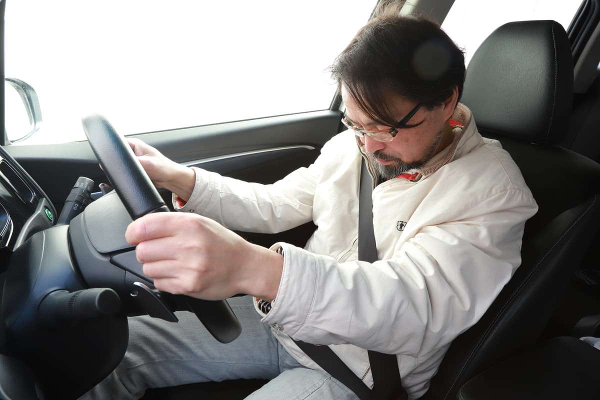 「ドライバーが運転中に意識不明なったらどうすべき？」  助手席からクルマを止める３つの対処法 | AUTO MESSE WEB ～カスタム・アウトドア・福祉車両・モータースポーツなどのカーライフ情報が満載～