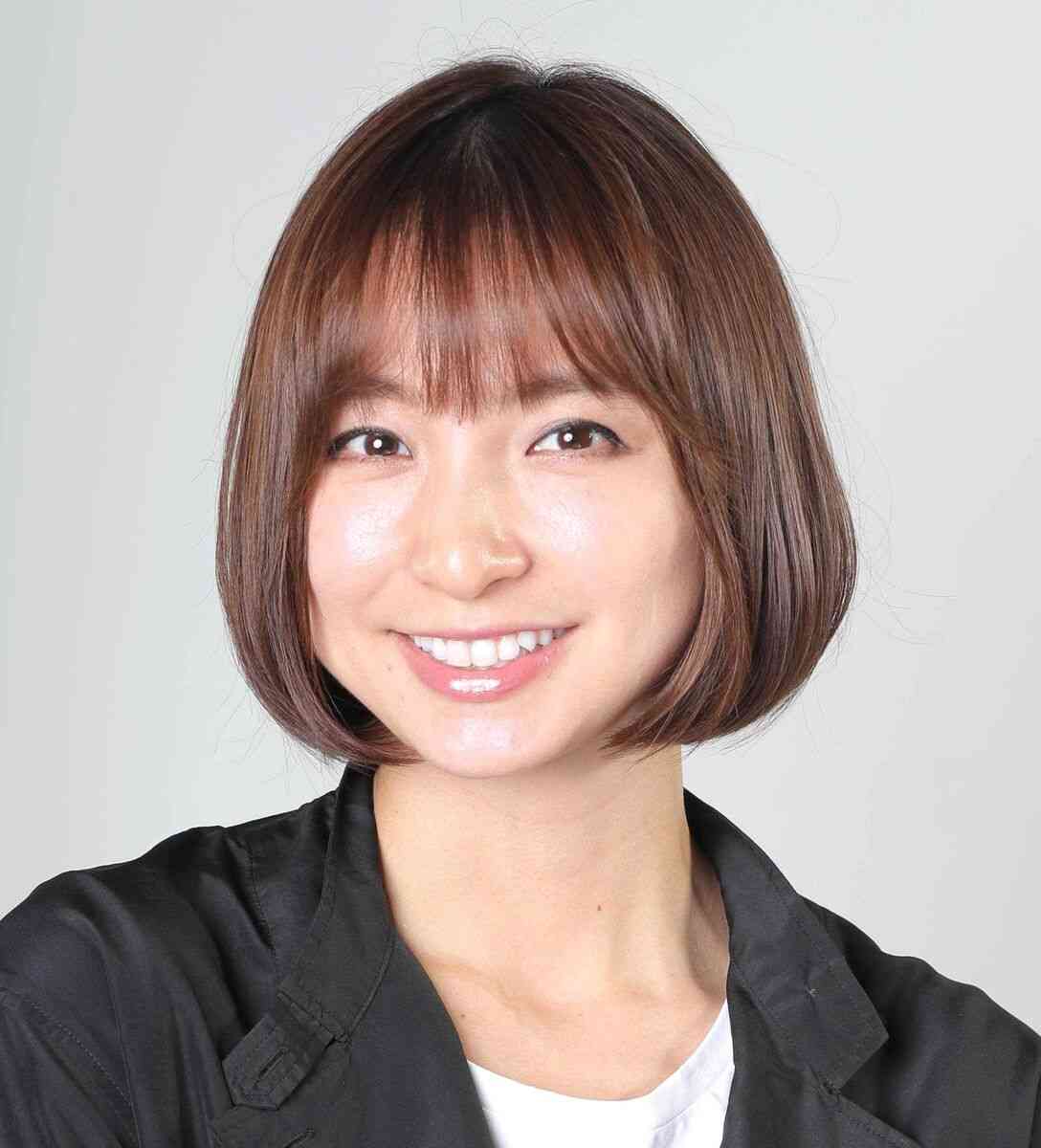 篠田麻里子、1歳長女との親子ショット公開　ワンショルダー抱っこ紐に反響