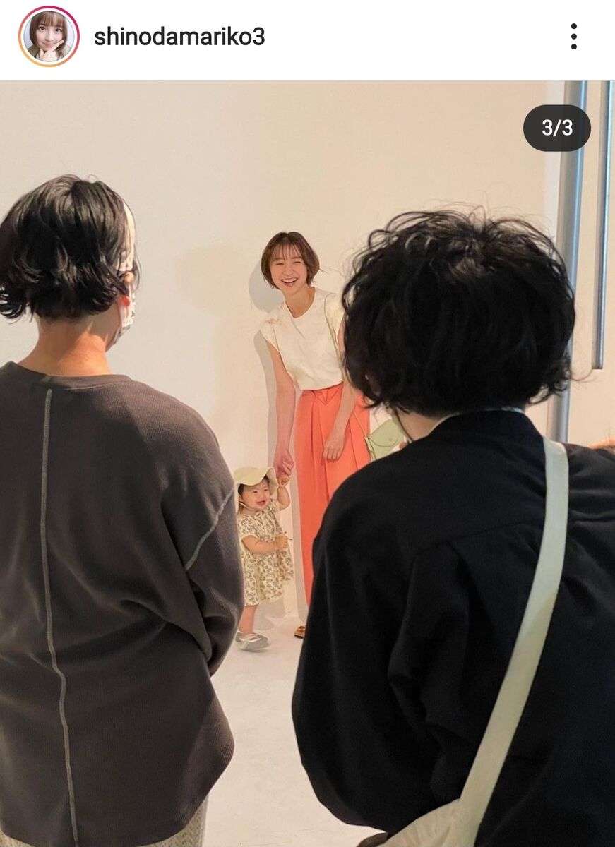 篠田麻里子、1歳長女との親子ショット公開　ワンショルダー抱っこ紐に反響