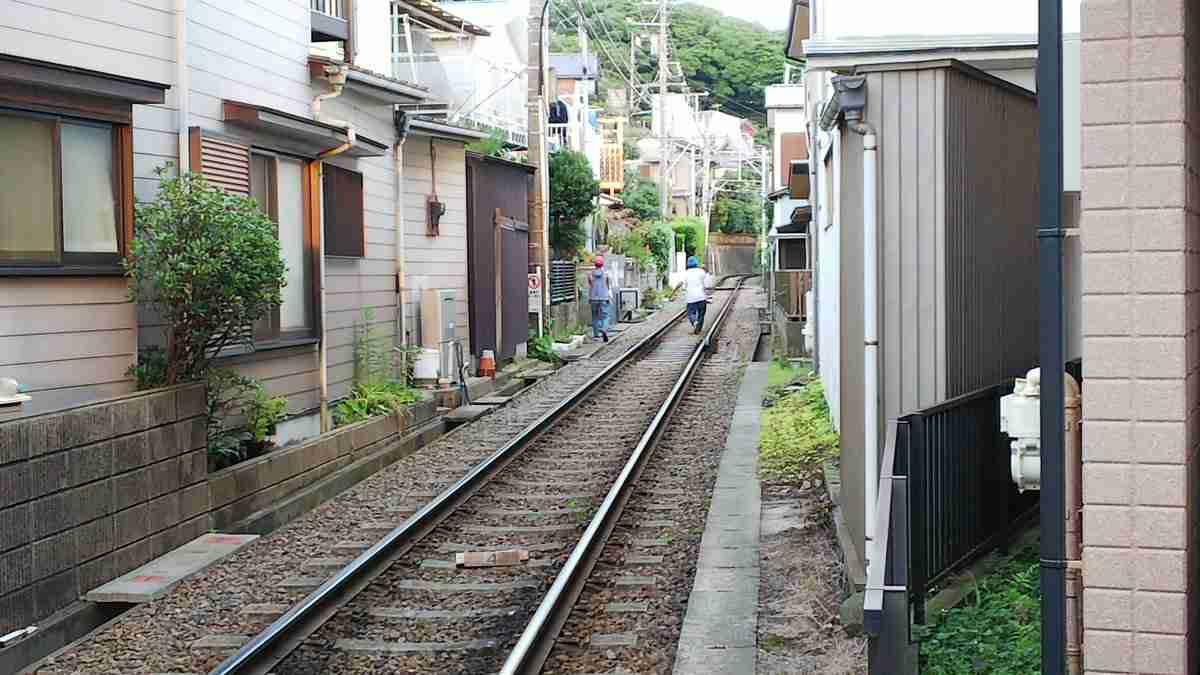 江ノ電に小3女児はねられ重傷…ごみ捨てのため踏切ない線路を横断か