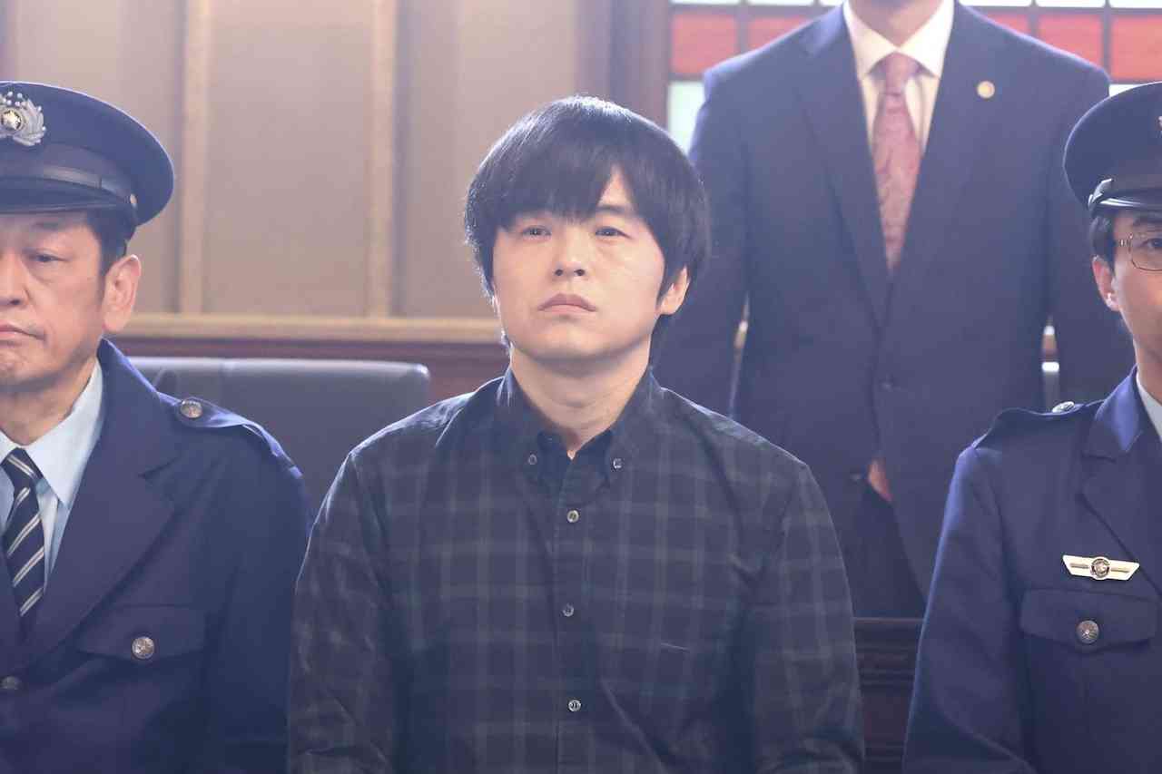 バカリズムが本心を一切見せない被告人役、竹野内豊と対峙