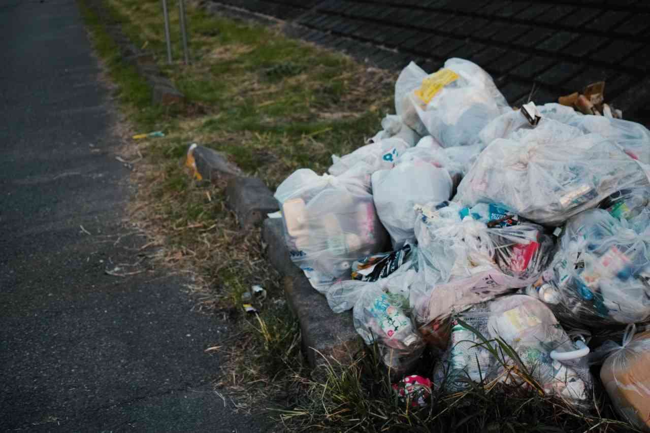 50歳男、使用済み大人用紙おむつの入ったポリ袋44袋を不法投棄 目撃した警察官が取り押さえる