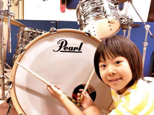 8歳の天才ドラマー“よよか”世界的楽器メーカー2社とエンドースメント契約 『NIKE』新CMで話題