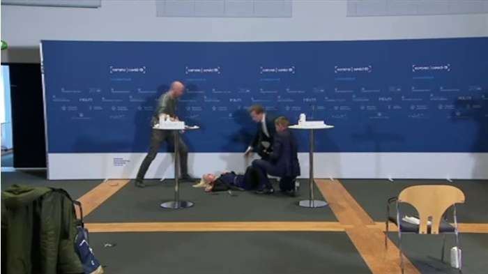 アストラゼネカ社ワクチン 使用中止の会見中に担当者が倒れる｜TBS NEWS