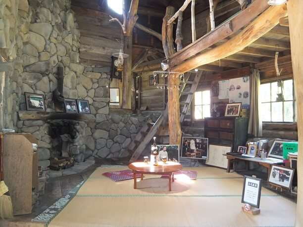 ロケ現場・富良野市「石の家」に献花台設置 10~17日、記帳も受け付け