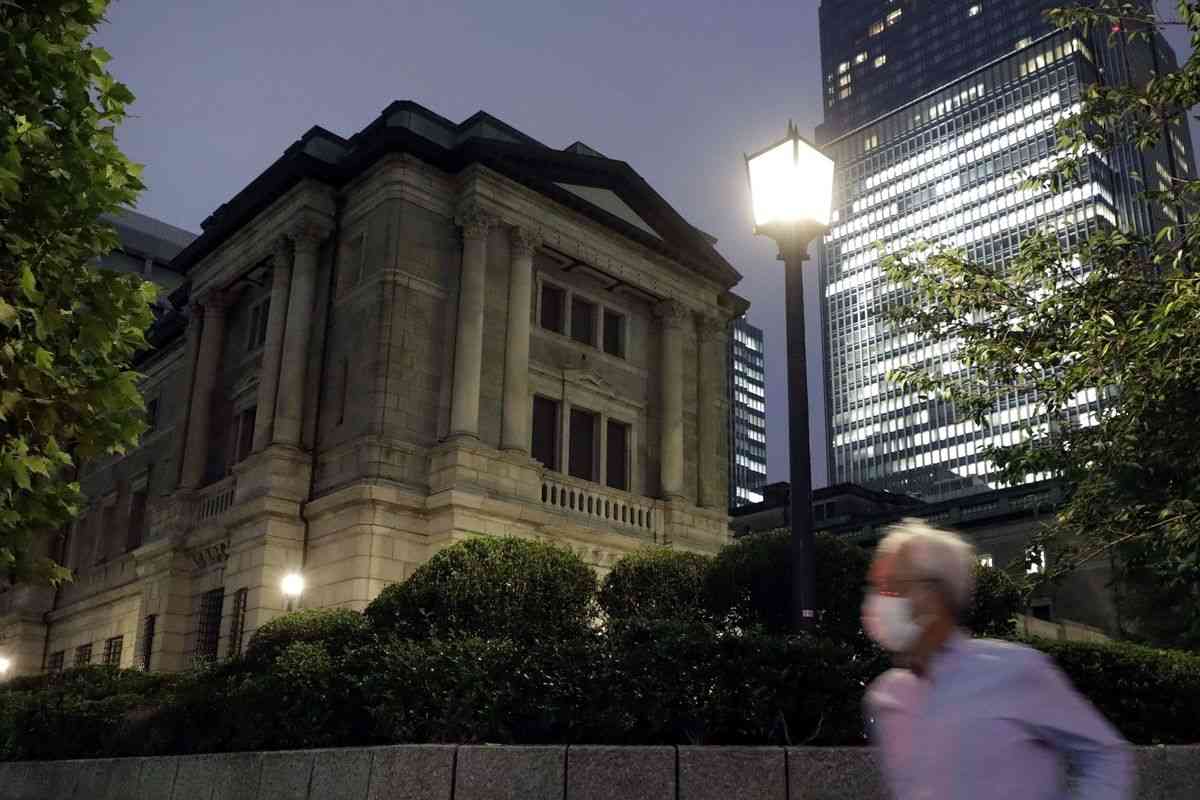 日銀は「もっと国債購入を」、大型経済対策へ協調必要－自民・山本氏 - Bloomberg