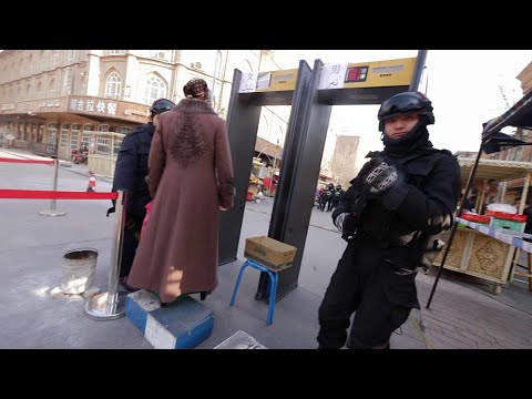 「いっそ妻と母を撃ち殺してくれ」　亡命ウィグル男性 - YouTube