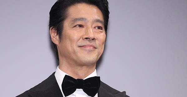 堤真一 元カノ・鈴木京香との共演で「台本持つ手が震えていた」 | 女性自身