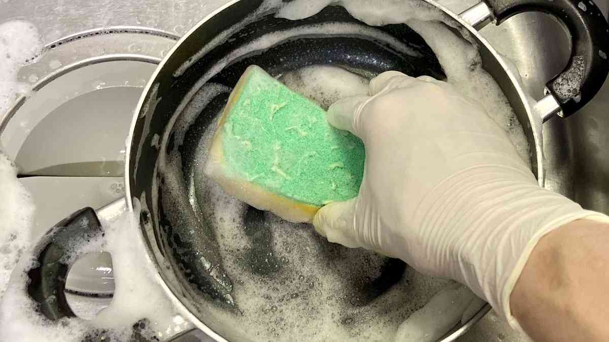 「昨日知りたかった」カレーなどのギトギト鍋を洗うときにスポンジが死なずに済むライフハック→色々な応用方法も