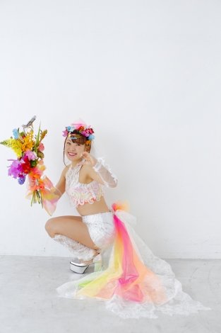 フワちゃん「史上最高のかわいさ」 人生初“ウエディングドレス風”衣裳姿を披露