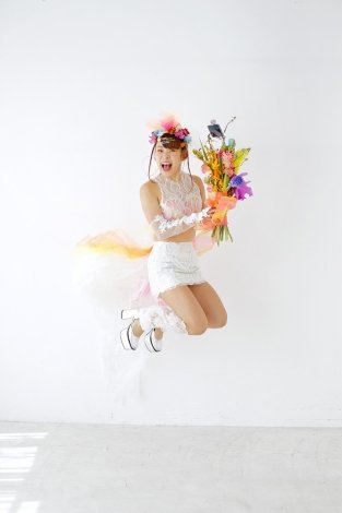 フワちゃん「史上最高のかわいさ」 人生初“ウエディングドレス風”衣裳姿を披露