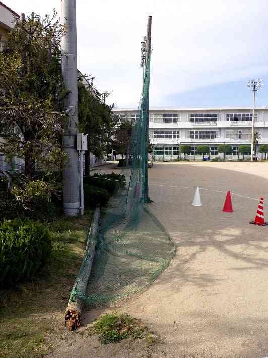 校庭で小６男児２人死傷、防球ネットの支柱倒れる : 社会 : ニュース : 読売新聞オンライン