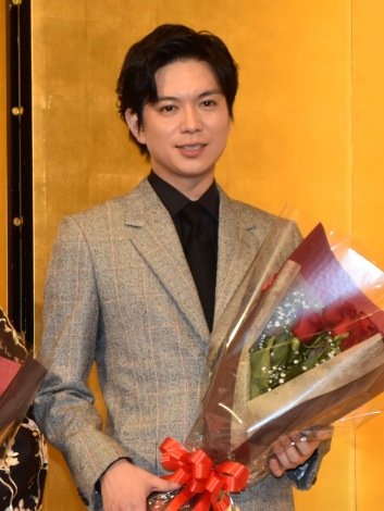 加藤シゲアキ、舞台公演中の授賞式に感慨 “真っ白な本”贈られ気持ち新たに「すべての方にお礼を」
