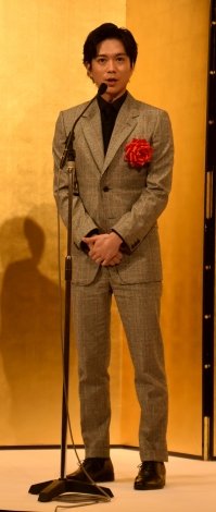 加藤シゲアキ、舞台公演中の授賞式に感慨 “真っ白な本”贈られ気持ち新たに「すべての方にお礼を」
