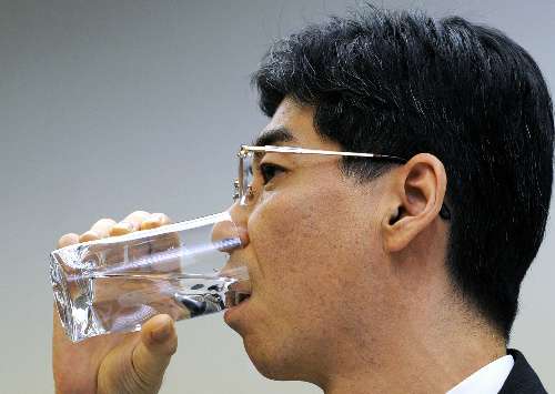 asahi.com（朝日新聞社）：園田政務官、原発の浄化水飲む　「飲んだら」と言われ - 東日本大震災