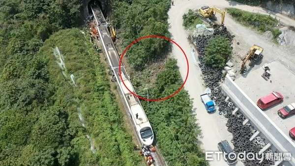 台湾 特急電車の脱線事故 複数の死者 けが人多数 地元メディア