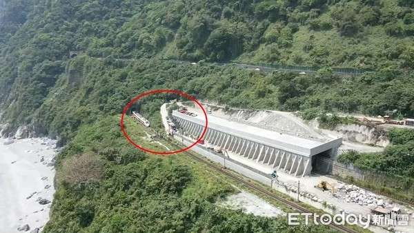 台湾 特急電車の脱線事故 複数の死者 けが人多数 地元メディア