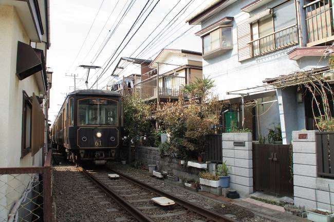 江ノ電に小3女児はねられ重傷…ごみ捨てのため踏切ない線路を横断か
