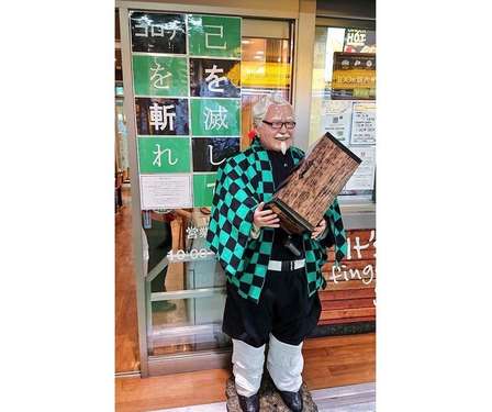 KFC店頭に「武者カーネル」登場、鎧兜は従業員の手づくり、約100店舗で展示/日本ケンタッキー・フライド・チキン