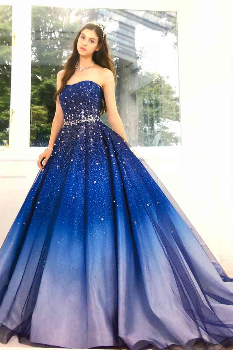 白以外のウェディングドレスの画像