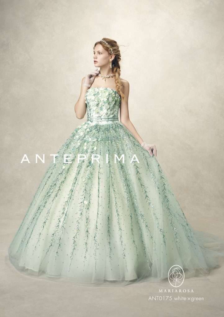 白以外のウェディングドレスの画像