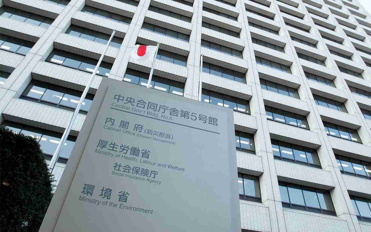 窓をハンマーで叩き割り…厚労省8階で官僚が血まみれ自殺未遂 | 文春オンライン