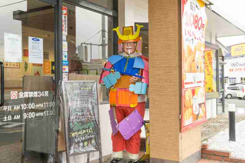 KFC店頭に「武者カーネル」登場、鎧兜は従業員の手づくり、約100店舗で展示/日本ケンタッキー・フライド・チキン
