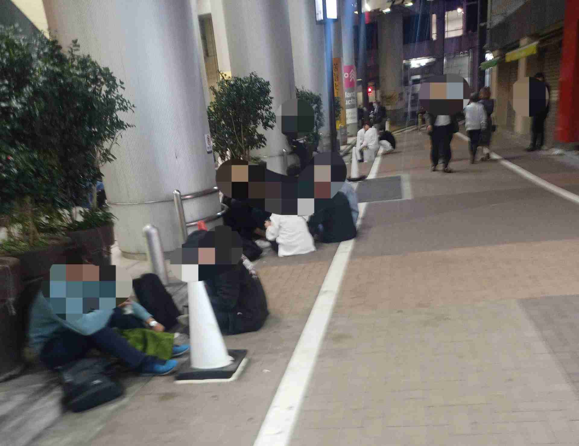 放置されたゴミは袋5つ分…駅前“路上”飲みの呆れた実態