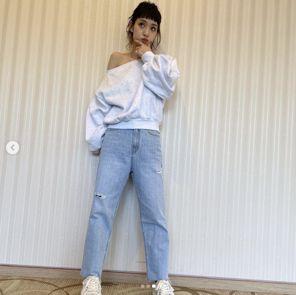 剛力彩芽、肩出しの私服ショット公開「肩出しが素敵」「これはガチ可愛い」