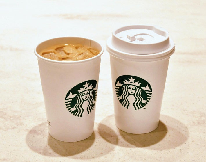 スタバ、冷たいドリンク全２３品目の容器を紙製に…年間６７００万杯のプラごみ削減期待 : 経済 : ニュース : 読売新聞オンライン