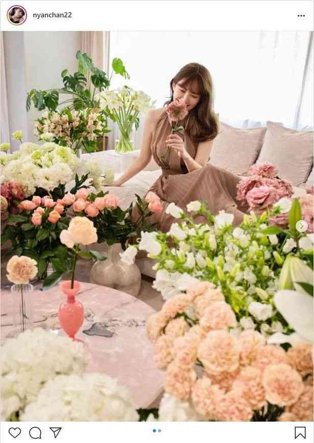 小嶋陽菜、花に囲まれ33歳バースデー 「今年もたくさん愛を」ファンから祝福の嵐