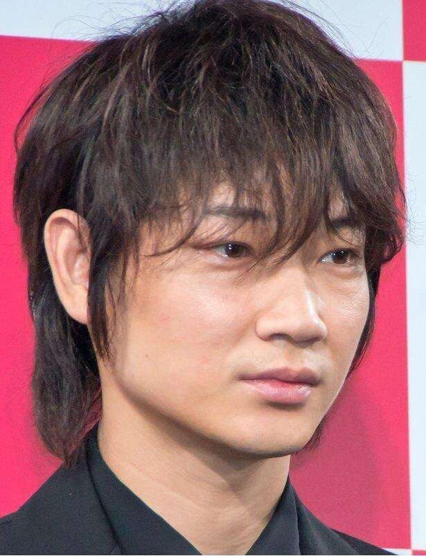 綾野剛、“王子様”みたい…白ジャケット姿に反響「かっこよすぎます」「御曹司の風格出てる」