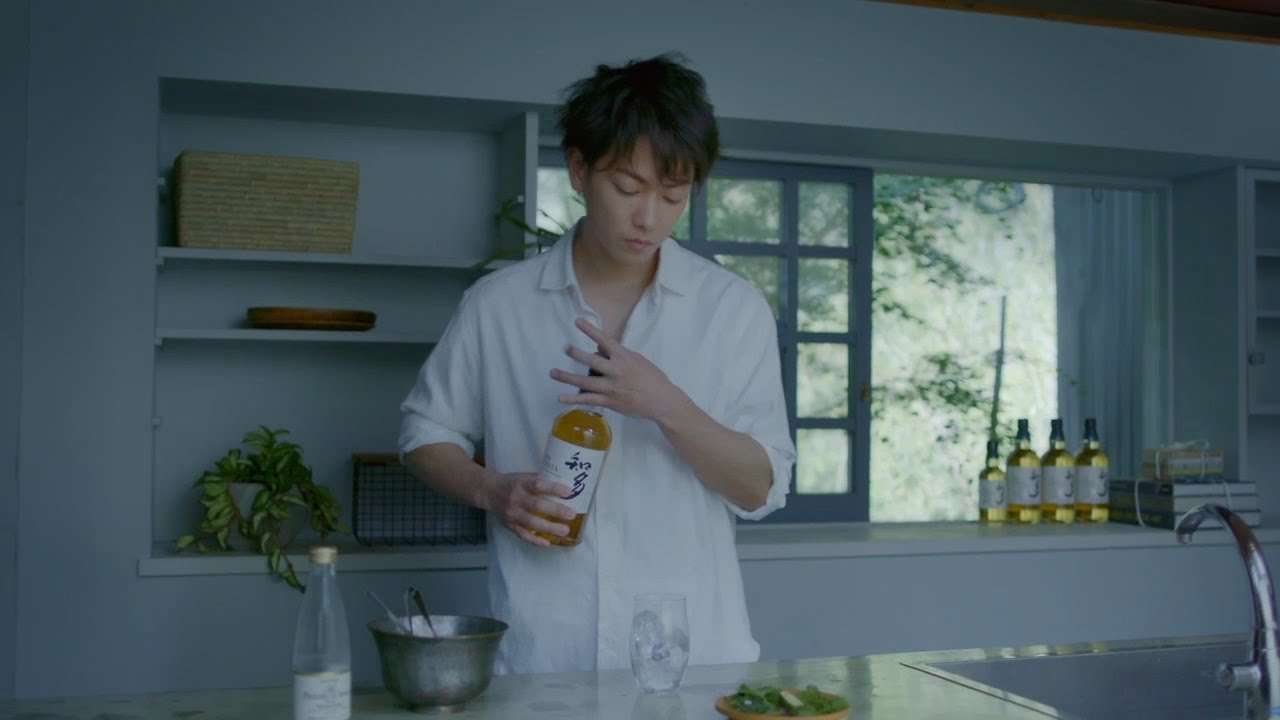 サントリーウイスキー知多『佐藤健　美味しいハイボールの作り方 ～無口篇～』 1分7秒 サントリー - YouTube