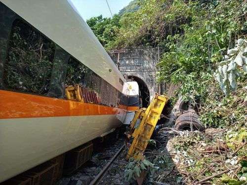 台湾鉄道の特急、タロコ号が脱線  消防「多数の死者出た可能性」 - ライブドアニュース