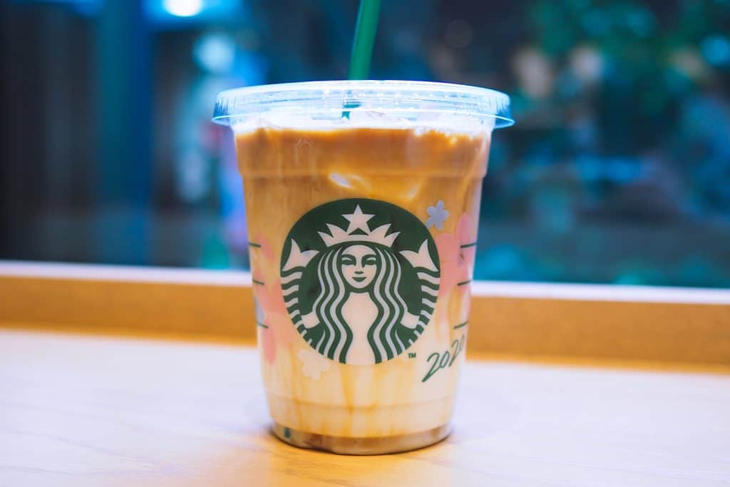 スタバ、冷たいドリンク全23品目の容器を紙製に…年間6700万杯のプラごみ削減期待