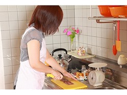 スーパーの惣菜を買う妻に「ハズレを引いた」と投稿 ネットで物議