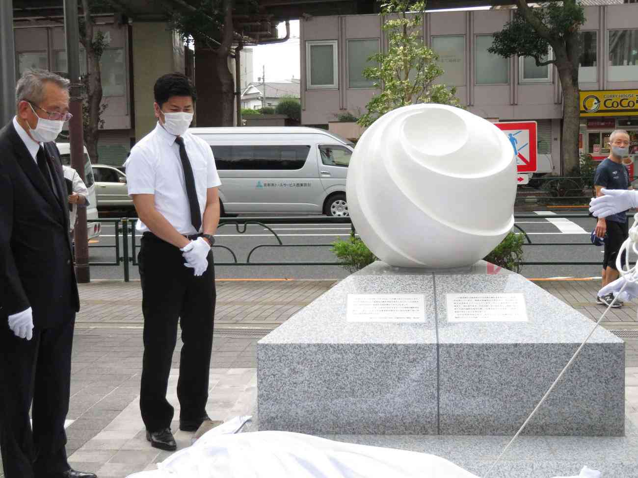 池袋事故慰霊碑が現場前に建立「事故根絶の思いを」 - 社会写真ニュース : 日刊スポーツ