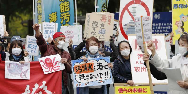 市民団体、福島県庁前で抗議　「海に流すな」のボード掲げ ｜ 共同通信