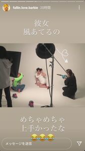 新婚・バービー、白いミニワンピース＆赤いハイヒール姿で引き締まった美脚を披露