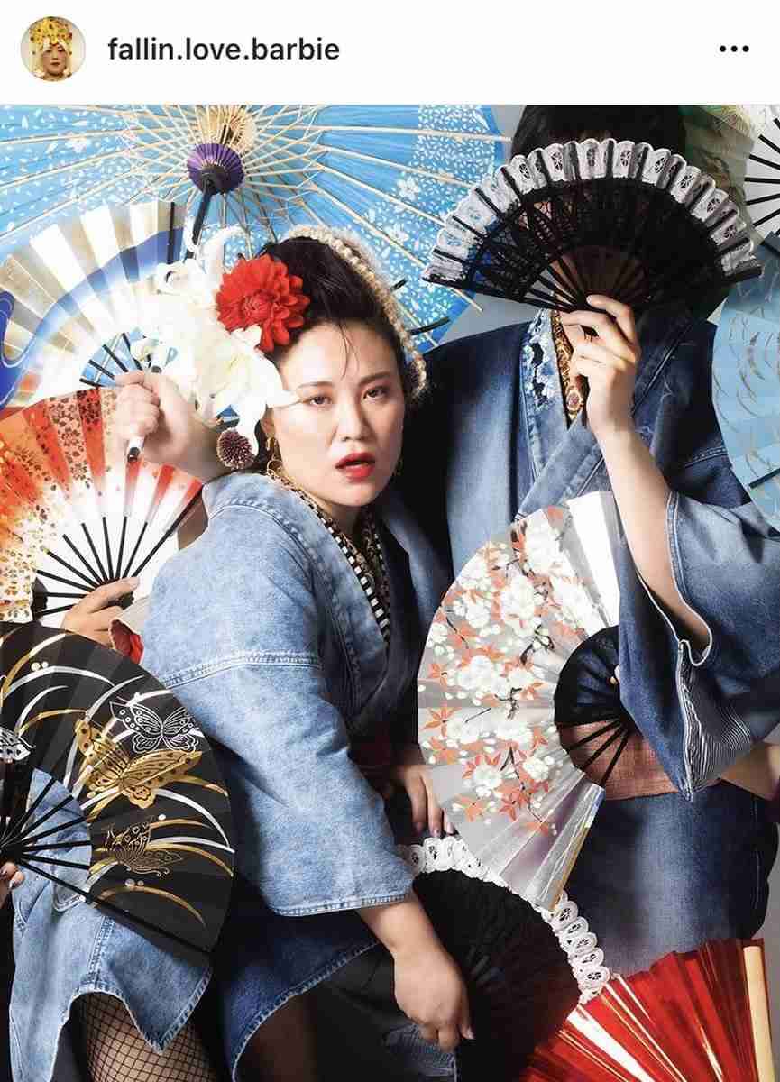 新婚バービー、6つ年下夫とのツーショット公開「最後の一枚は刺激が強いので…」