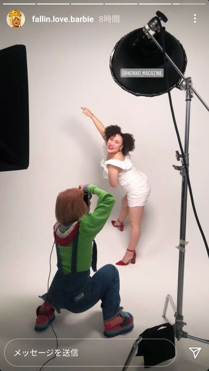 新婚・バービー、白いミニワンピース＆赤いハイヒール姿で引き締まった美脚を披露 : スポーツ報知