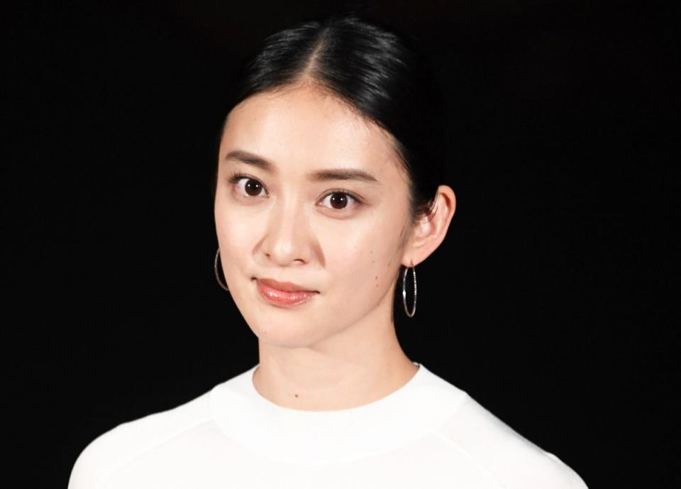 武井咲　ハワイ初日に水着でサーフィン「ぶっ倒れた」…車イスで運ばれた理由とは