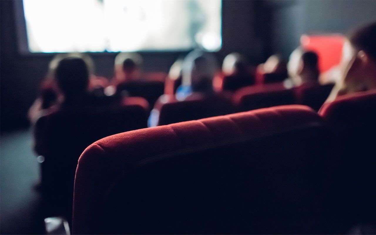 映画見ながら踊りだす、ズボンを脱いで走り回る…映画館バイトが見た「ヤバい客」 | 文春オンライン